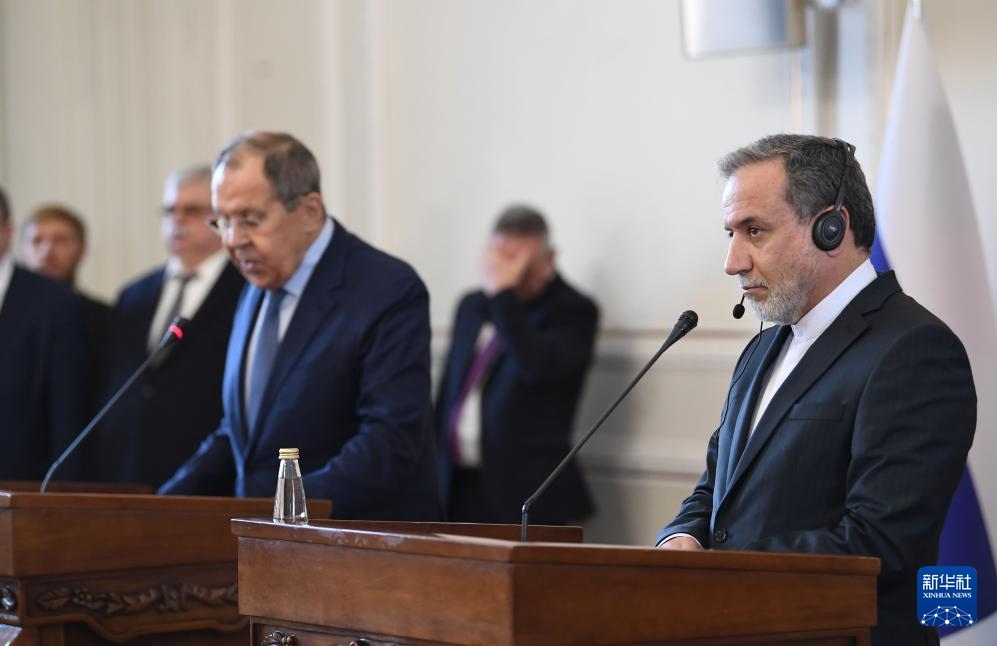 2月25日，在伊朗德黑蘭，伊朗外交部長(zhǎng)阿拉格齊（右）與俄羅斯外長(zhǎng)拉夫羅夫出席聯(lián)合新聞發(fā)布會(huì)。新華社記者 沙達(dá)提 攝