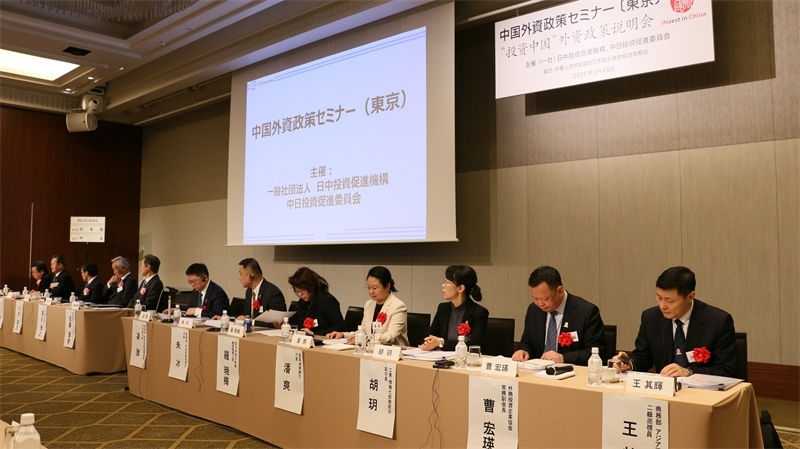 商務(wù)部和工業(yè)和信息化部相關(guān)司局負(fù)責(zé)人進行政策說明以及答疑解惑。人民網(wǎng) 許可攝