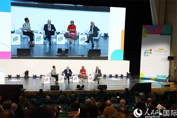 第5屆“共同金融”峰會(huì)在南非開(kāi)普敦國(guó)際會(huì)議中心開(kāi)幕。圖為峰會(huì)開(kāi)幕式現(xiàn)場(chǎng)。人民網(wǎng)記者戴楷然攝