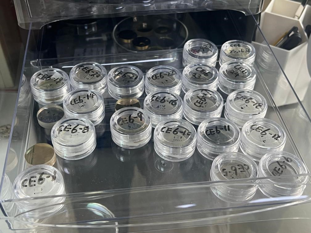 包含嫦娥六號樣品的樹脂靶。新華社記者 溫競?cè)A 攝