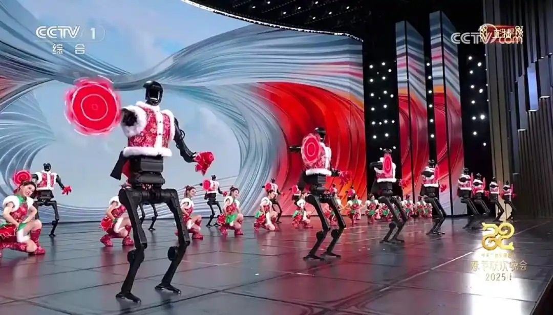 △今年春晚，宇樹科技人形機器人身穿東北特色的花棉襖扭秧歌，呈現(xiàn)出全新視覺效果。