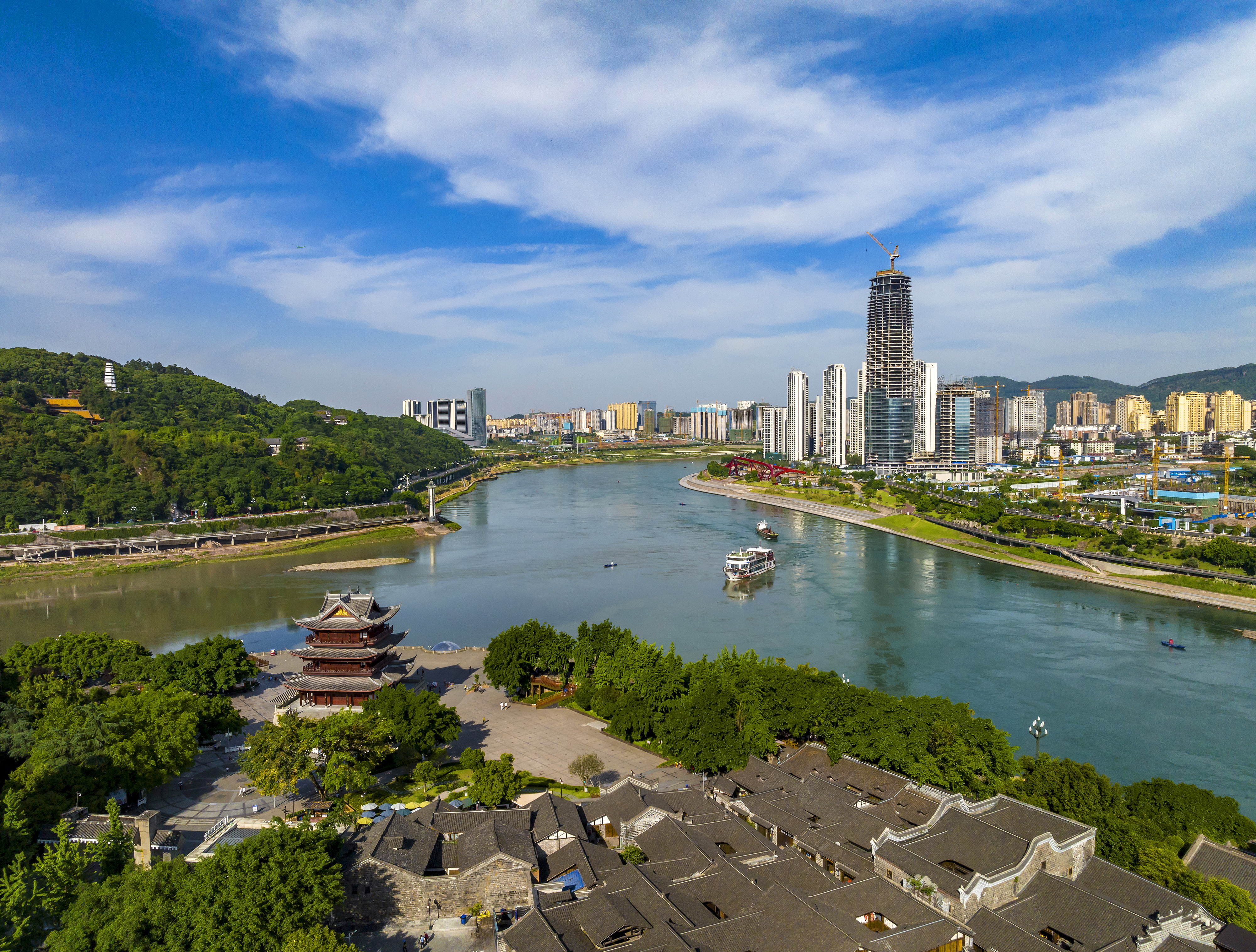 “長江首城”四川宜賓，經(jīng)過長江生態(tài)綜合治理后的三江交匯處風(fēng)光。