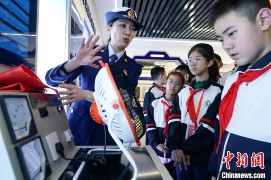 圖為學生們參觀道里區(qū)消防救援大隊消防科普體驗館內(nèi)電器火災演示實驗臺。中新社記者 趙宇航 攝