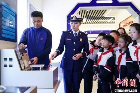 圖為學生們參觀道里區(qū)消防救援大隊消防科普體驗館內(nèi)電器火災演示實驗臺。中新社記者 趙宇航 攝