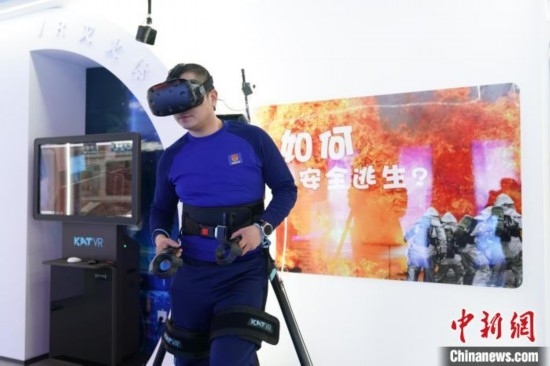 圖為消防員利用VR展示火災如何逃生。中新社記者 趙宇航 攝