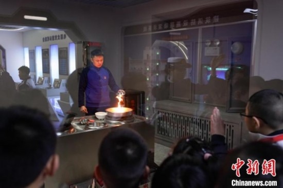 圖為學生們參觀道里區(qū)消防救援大隊消防科普體驗館內(nèi)火場真實體驗演示區(qū)。中新社記者 趙宇航 攝