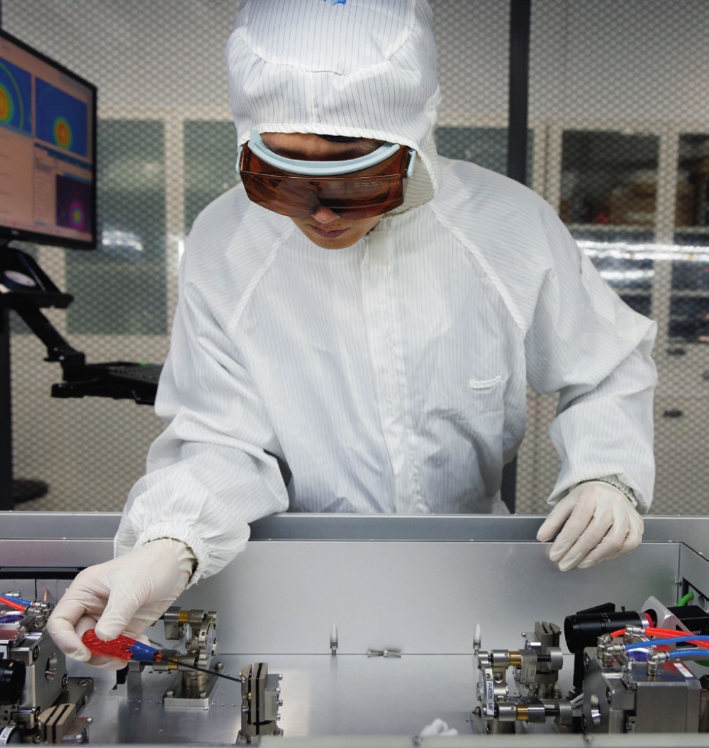 科研人員在廣東東莞阿秒科學(xué)中心實(shí)驗(yàn)室調(diào)試高性能激光器（2025年1月10日攝）。金立旺攝/本刊