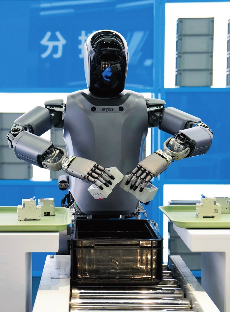 北京“機(jī)器人大世界”展示的優(yōu)必選人形機(jī)器人（2025年2月24日攝）。鞠煥宗攝/本刊