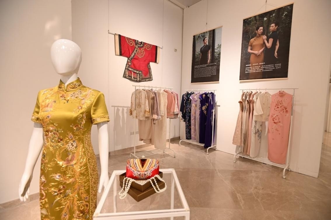 展覽現場展出各種款式的精美旗袍。新加坡中國文化中心供圖