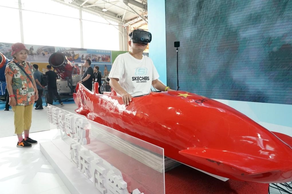 2023年9月15日，觀眾在2023國際冬季運動（北京）博覽會現(xiàn)場通過VR設(shè)備體驗雪車。新華社記者 任超 攝