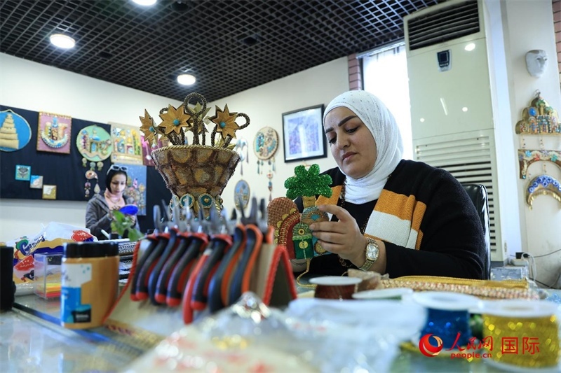 設計師娜達在制作巴比倫時期飾品。人民網(wǎng)伊納斯·易卜拉欣攝