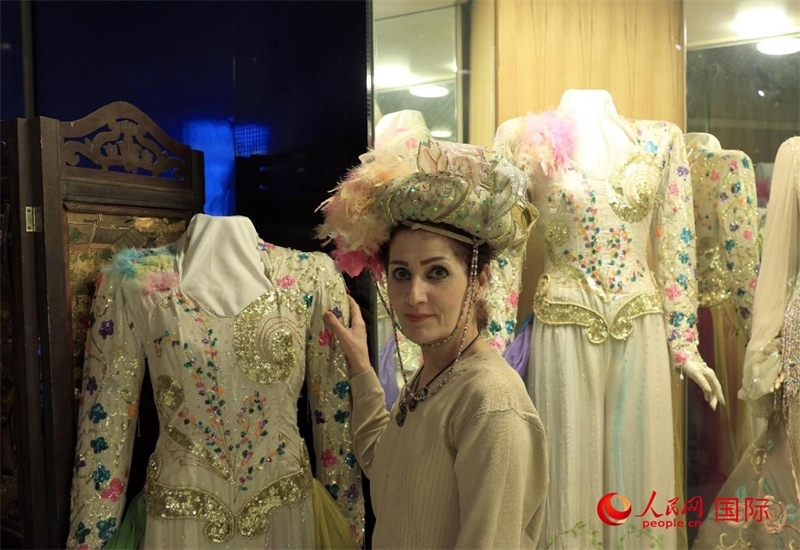 設計師展示阿拉伯阿巴斯王朝時期王冠。人民網(wǎng)伊納斯·易卜拉欣攝