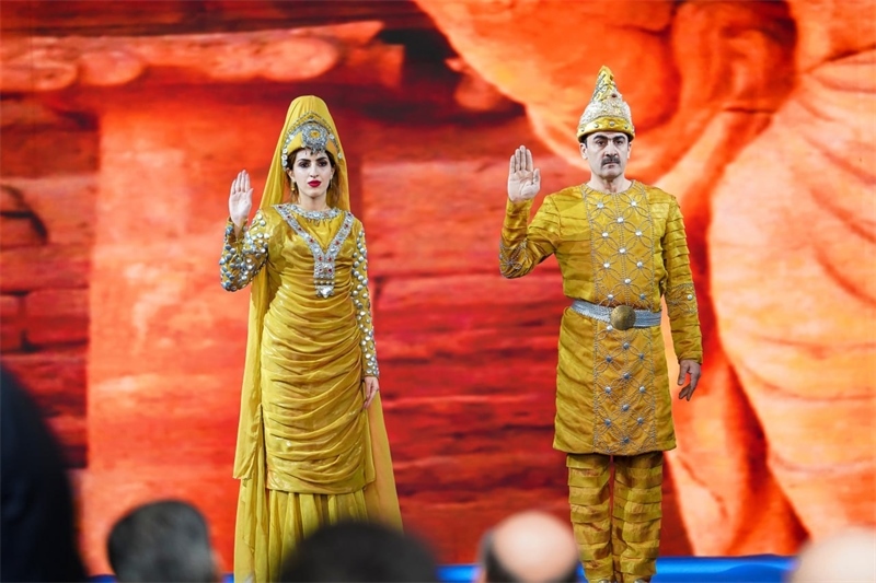 伊拉克時尚館舉辦的時裝展上，模特展示亞述時期服飾。伊拉克時尚館供圖