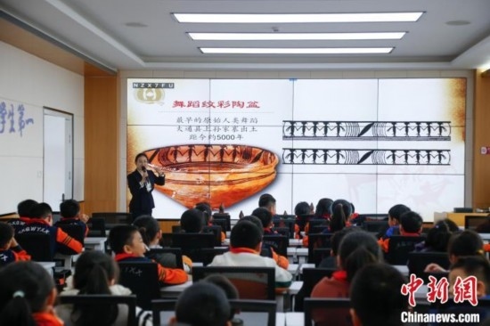 圖為學生在“國寶音樂會”社教課中了解舞蹈紋彩陶盆。中新社記者 馬銘言 攝