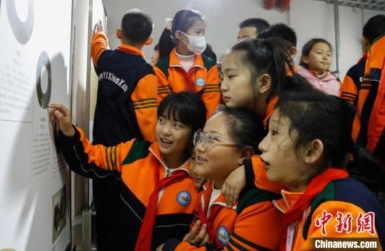 圖為學生參觀青海省博物館“1+3”主題流動展覽，了解在青海喇家遺址出土的齊家文化 · 玉三璜聯(lián)璧。中新社記者 馬銘言 攝