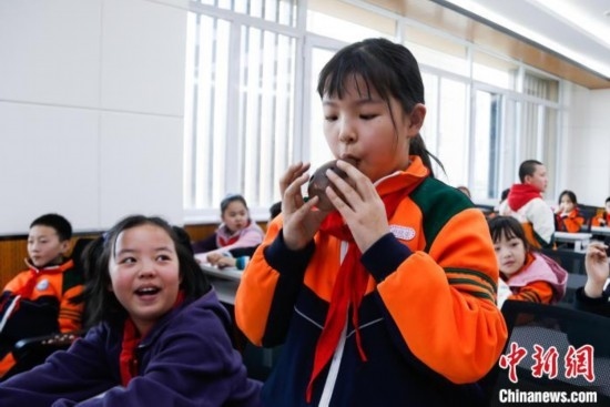 圖為學生在“國寶音樂會”社教課中體驗吹陶塤。中新社記者 馬銘言 攝