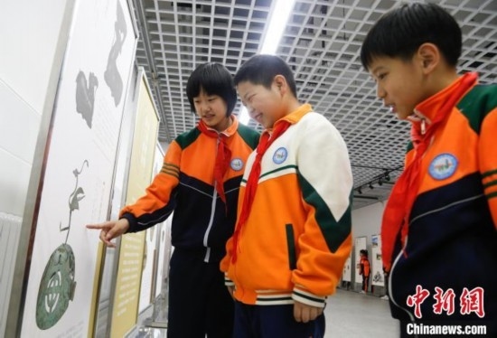 圖為學生了解出土于青海省西寧市大通回族土族自治縣的漢代鸞鳳銅熏爐蓋。中新社記者 馬銘言 攝