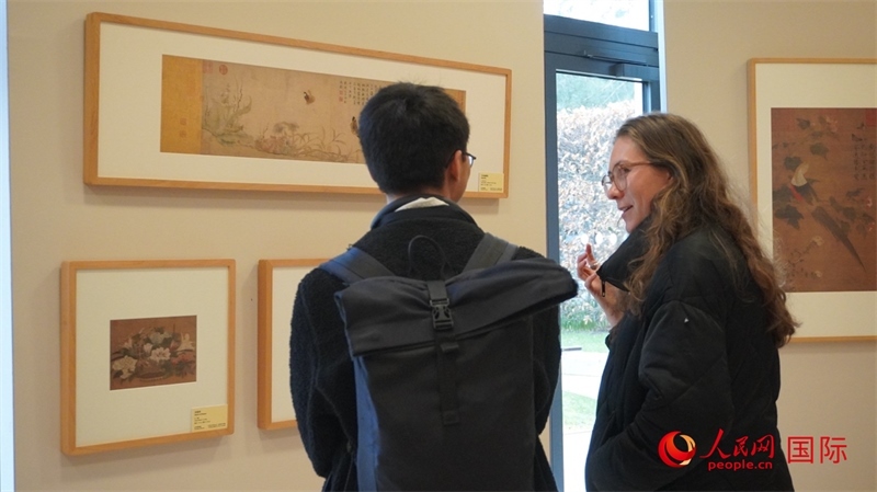 劍橋大學(xué)學(xué)者參觀宋畫(huà)特展。人民網(wǎng) 徐量攝