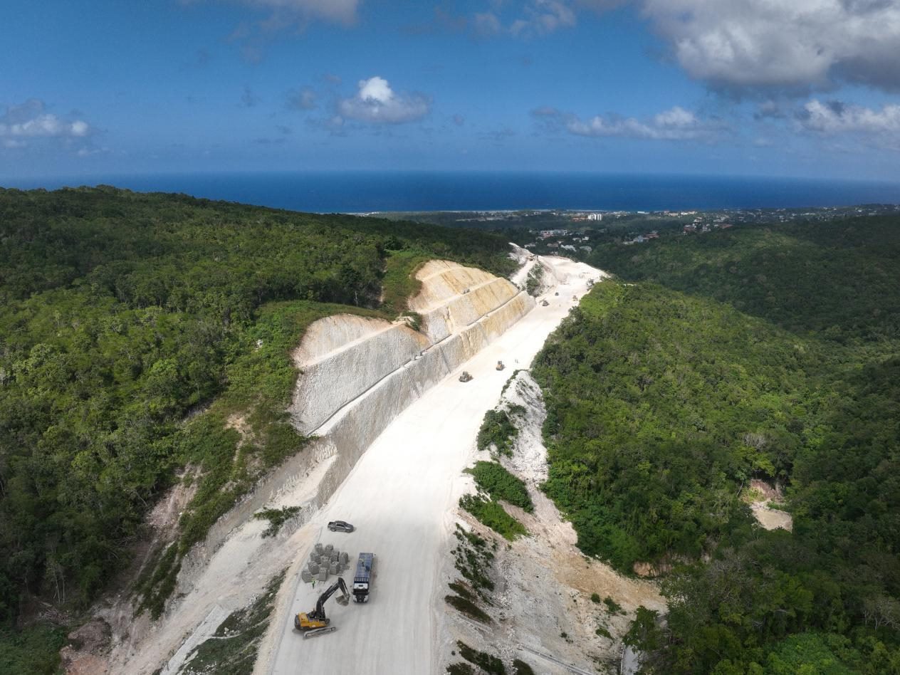 圖為中企承建的牙買(mǎi)加蒙特哥貝繞城路項(xiàng)目基層試驗(yàn)段正在進(jìn)行攤鋪和碾壓施工，相關(guān)施工工作已于近日順利完成。中國(guó)港灣美洲區(qū)域公司供圖