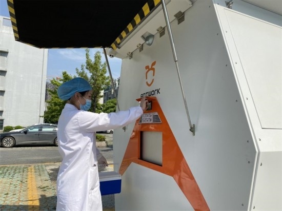 醫(yī)院接收無人機(jī)送來的醫(yī)療樣本。受訪者供圖