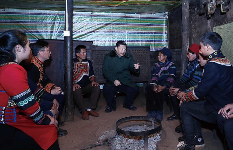 △2018年2月11日，四川涼山彝族自治州昭覺縣三岔河鄉(xiāng)三河村，習(xí)近平總書記來到村民節(jié)列俄阿木家中看望。