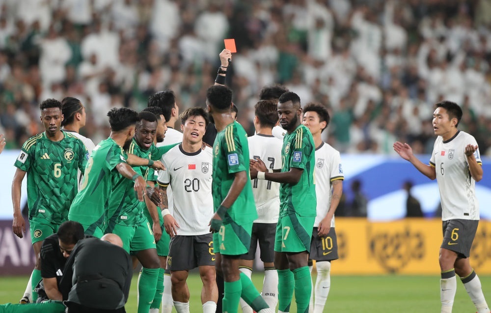 3月20日，主裁判向中國(guó)隊(duì)球員林良銘出示紅牌。新華社記者 王東震 攝