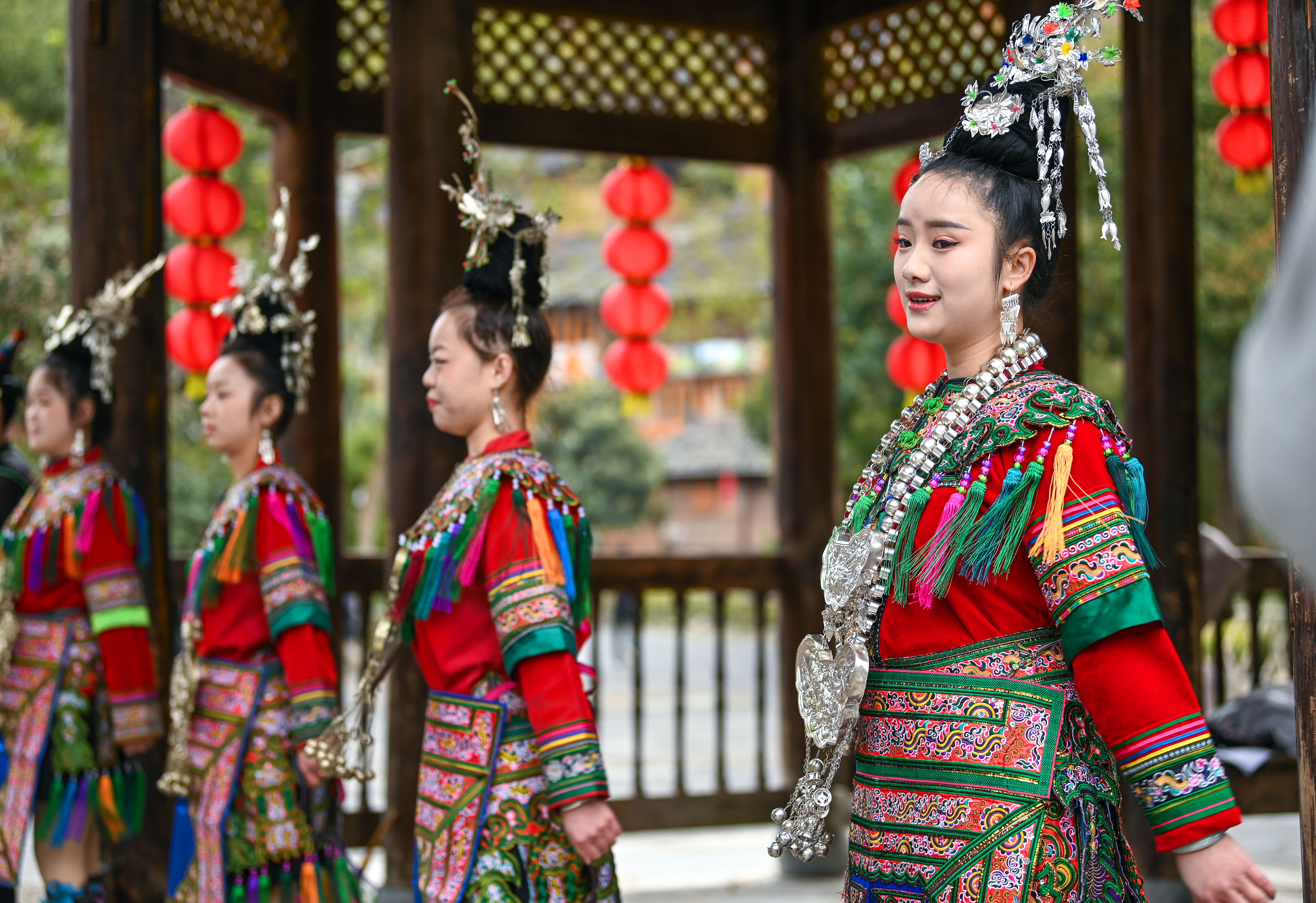  2025年3月18日，侗族群眾在貴州省黎平縣肇興侗寨給游客演唱侗族大歌。