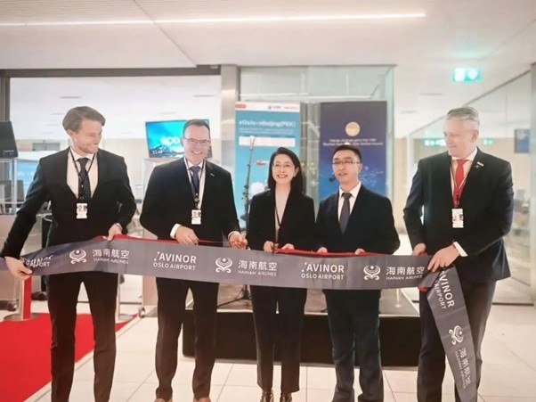 中國(guó)駐挪威大使侯悅（中）出席海航奧斯陸—北京直航開航儀式。中國(guó)駐挪威大使館供圖