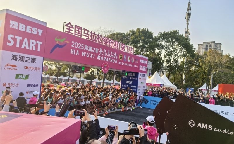 參賽選手沖出起跑線。 人民網(wǎng)記者 楊磊攝