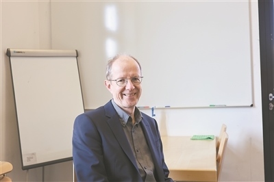 德國(guó)物理學(xué)會(huì)主席、雷根斯堡大學(xué)凝聚態(tài)物理學(xué)家克勞斯·里希特教授。駐德國(guó)記者 李山攝