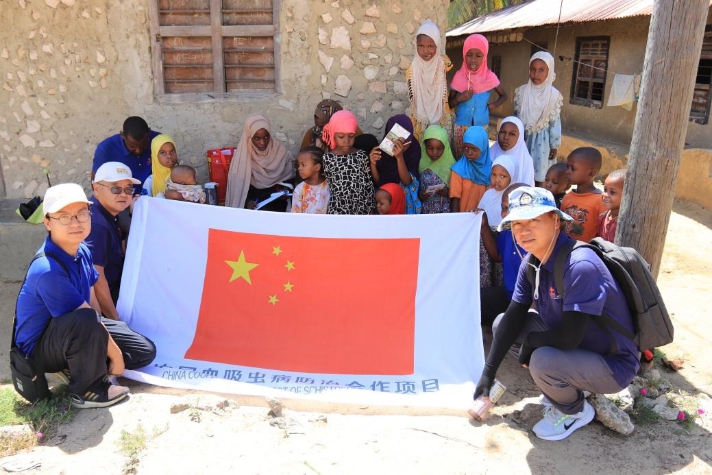 專(zhuān)家組與當(dāng)?shù)卮迕窈嫌?。?zhuān)家組供圖