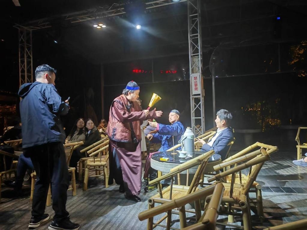 3月24日，《鶴鳴傳奇》在四川省成都市人民公園鶴鳴茶社演出。新華社記者 張海磊 攝