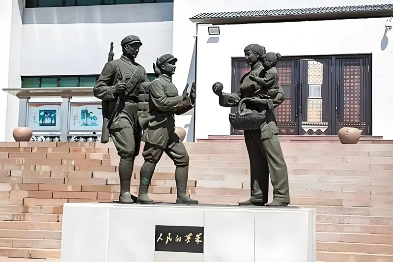 錦州蘋果廉政文化展覽館前的《人民的蘋果》主題雕塑。（由遼沈戰(zhàn)役紀(jì)念館供圖）