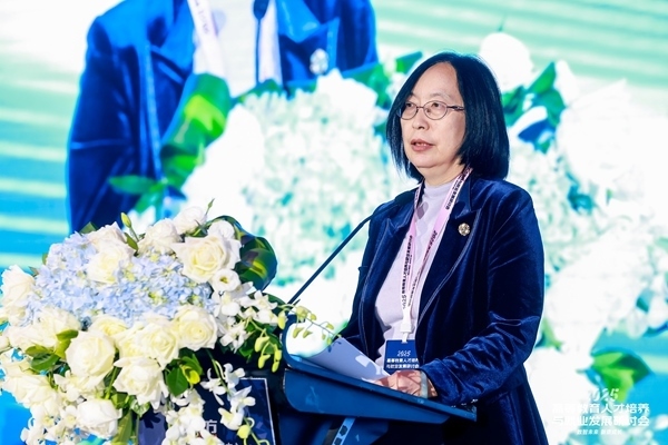 中國(guó)高等教育學(xué)會(huì)學(xué)術(shù)咨詢發(fā)展委員會(huì)委員、中國(guó)高等教育學(xué)會(huì)原副秘書(shū)長(zhǎng)、《中國(guó)高教研究》主編王小梅。