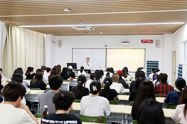 深圳職業(yè)技術大學黨委副書記、校長許建領為學生授課。學校供圖