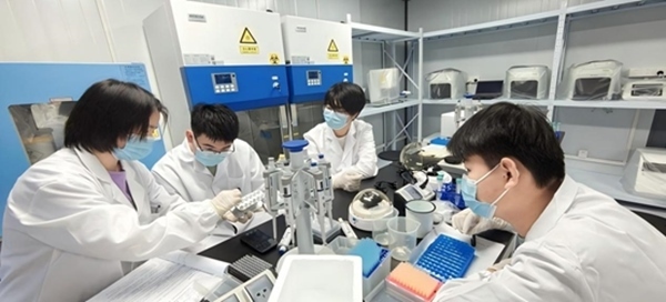 “個(gè)體基因解密實(shí)驗(yàn)”預(yù)實(shí)驗(yàn)課堂。東華大學(xué)供圖