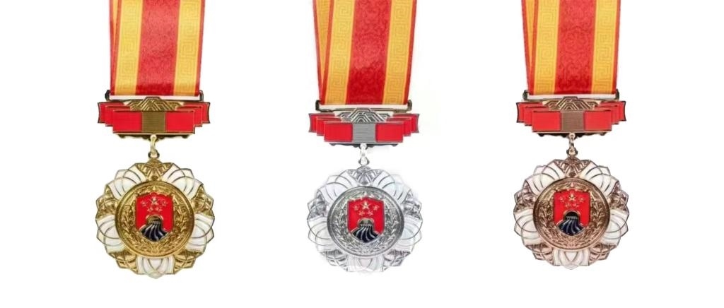 圖為戍守邊疆金質(zhì)、銀質(zhì)、銅質(zhì)紀(jì)念章。（國家移民管理局供圖）