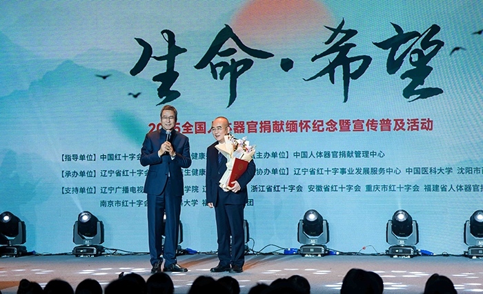 中國紅十字會副會長白巖松在現(xiàn)場采訪“人民英雄”張定宇教授。主辦方供圖