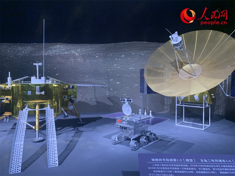 “九天攬月——中國探月工程20年”展廳現(xiàn)場。人民網(wǎng)記者 韋衍行攝