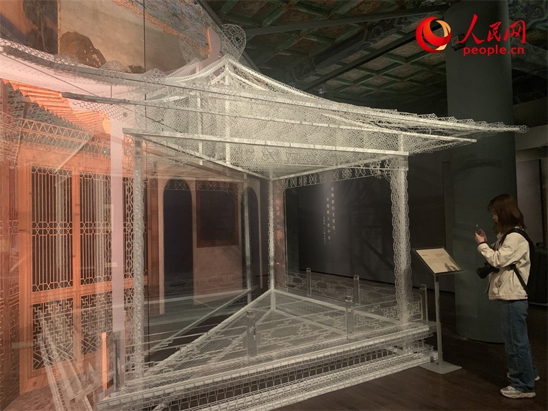 游客在故宮博物院參觀展覽。人民網(wǎng)記者 韋衍行攝