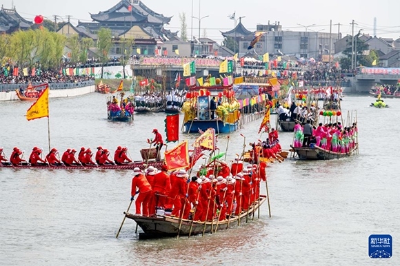 ?4月4日，選手在參加茅山會船盛會 。?新華社發(fā)（楊玉崗 攝）