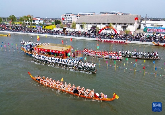 4月4日， 選手在參加茅山會船盛會（無人機(jī)照片）。新華社發(fā)（顧繼紅 攝）