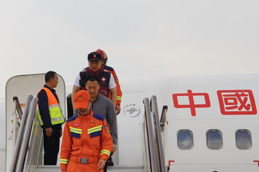 4月6日，在云南省昆明長(zhǎng)水機(jī)場(chǎng)，中國(guó)云南救援醫(yī)療隊(duì)抵達(dá)昆明。新華社記者 高詠薇 攝