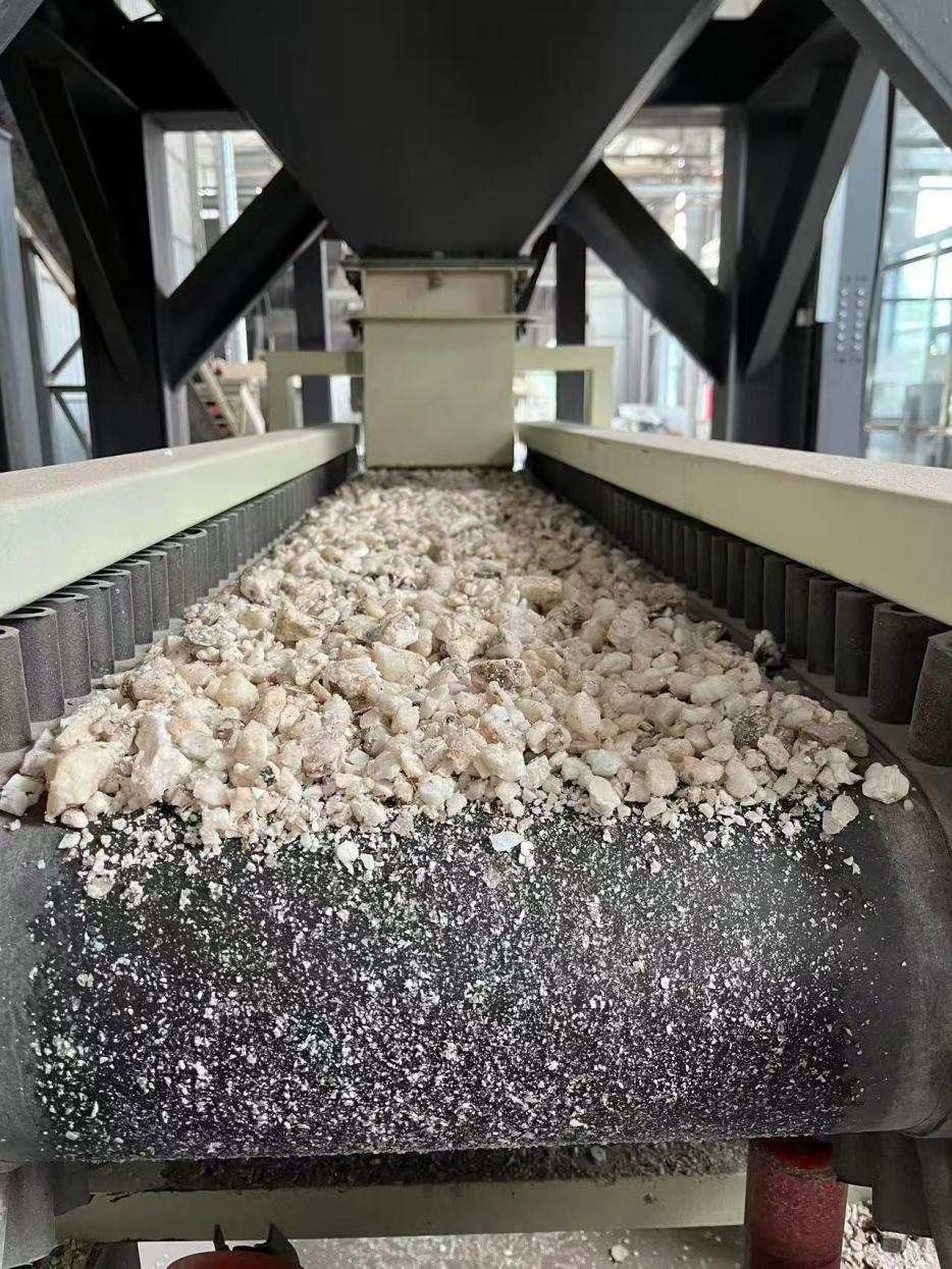 高純石英生產(chǎn)線。自然資源部供圖