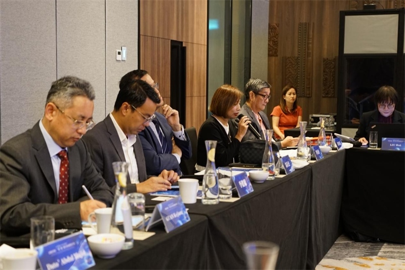 《南洋商報》總編輯羅依薇（左四）進行致辭。林俊揚攝