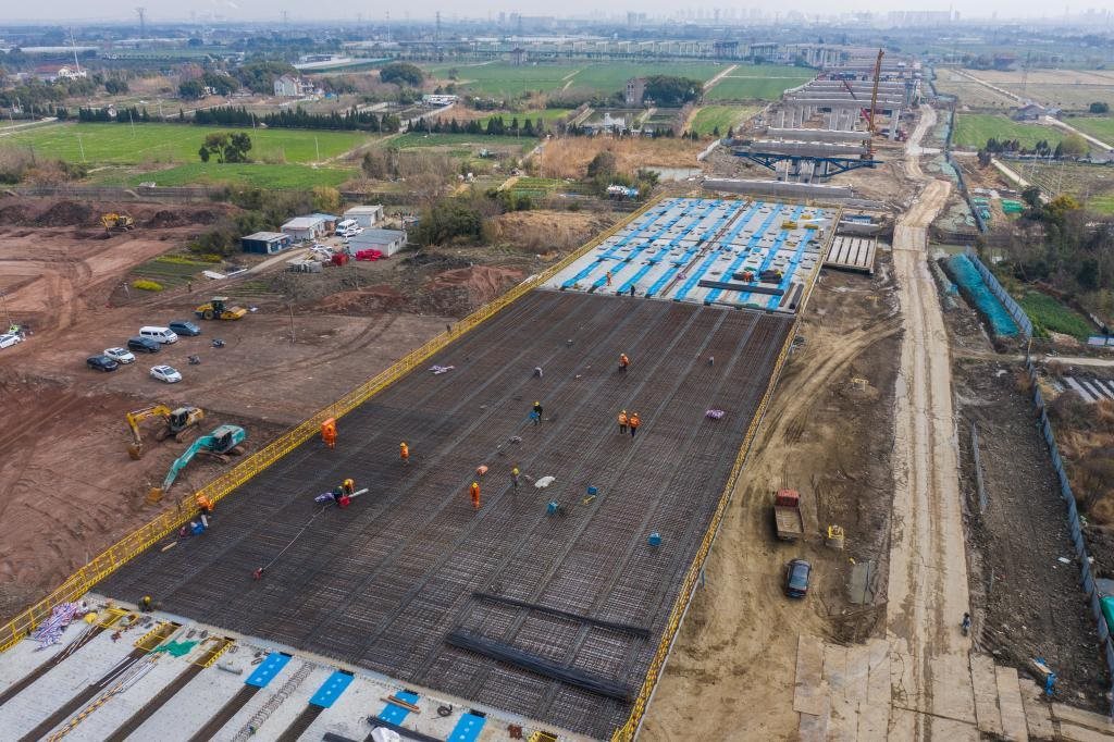 3月7日，在524國(guó)道秀洲王江涇至新塍公路工程TJ02標(biāo)段，作業(yè)人員正在進(jìn)行60米鋼混組合梁現(xiàn)澆橋面板鋼筋焊接及綁扎作業(yè)（無(wú)人機(jī)照片）。新華社記者 徐昱 攝