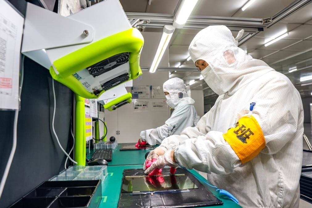 3月27日，在位于寧夏賀蘭工業(yè)園區(qū)的湯姆森電氣有限公司生產(chǎn)車間內(nèi)，工作人員制作硅膠絕緣護(hù)套。新華社記者 楊植森 攝