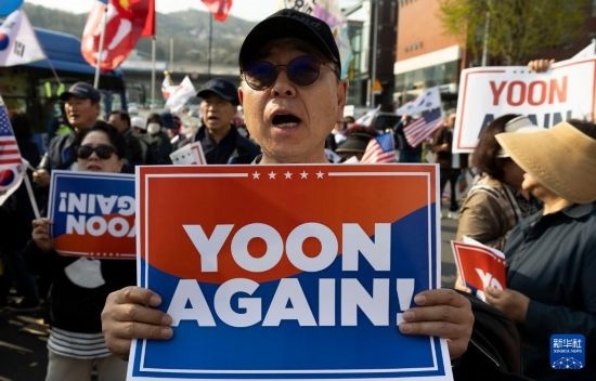 4月11日，在韓國首爾漢南洞官邸附近，支持者為韓國前總統(tǒng)尹錫悅送行。新華社發(fā)（全休相攝）