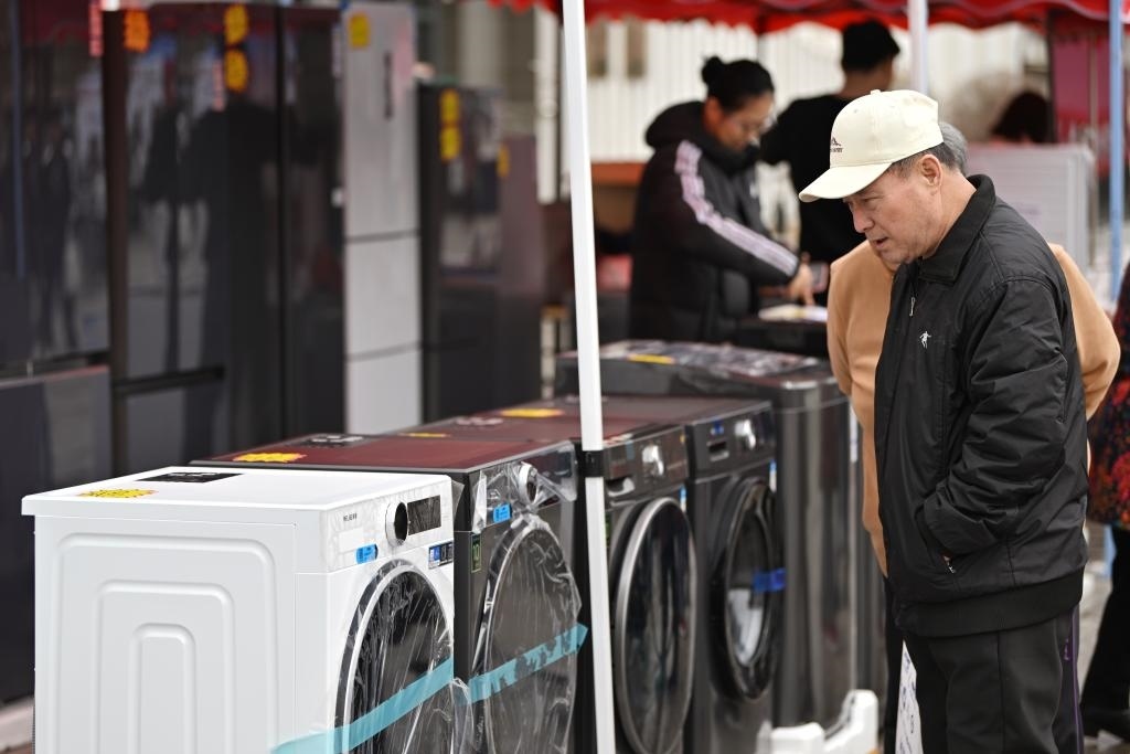 3月28日，天津市北辰區(qū)舉行2025年消費(fèi)品以舊換新惠民服務(wù)活動(dòng)，吸引眾多市民前來(lái)選購(gòu)。新華社記者 李然 攝