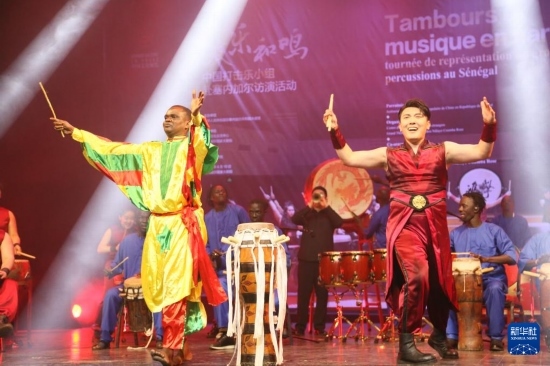 4月10日，在塞內(nèi)加爾首都達(dá)喀爾的國家大劇院，中央音樂學(xué)院進(jìn)擊打擊樂團(tuán)與塞內(nèi)加爾杜杜·恩迪亞耶·羅斯打擊樂團(tuán)同臺(tái)演出。新華社記者 司源 攝